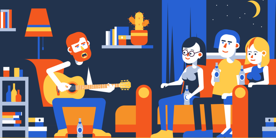 Mensen zitten in zetel en luisteren naar gitarist Mensen zitten in zetel en luisteren naar gitarist